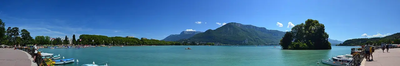 Vue de Annecy, ambiance locale et CBD