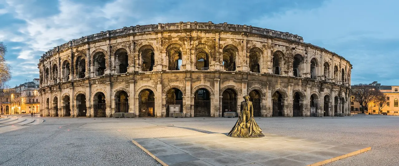 Vue de Nimes, ambiance locale et CBD