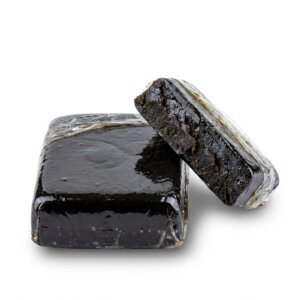Black Butter Hash CBD Promonatura: resina oscura de textura souple y trabajada, variedad Black Butter con notas florales y amaderadas