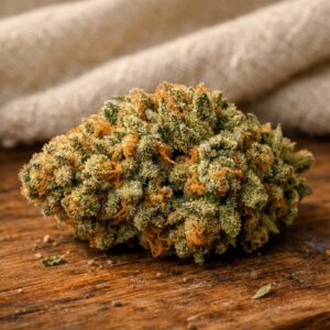 Fleur de CBD séchée sur surface en bois avec lumière naturelle douce