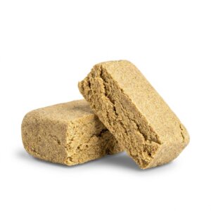 Bloque de kashmir kush hash CBD de la marca Cinderella con color beige dorado y textura polvorosa artesanal por tamizado en seco
